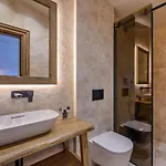 Glass Gym, Tennis, & Pool Bond Mansion Casa vacanze Cera