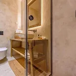 Casa vacanze Glass Gym, Tennis, & Pool Bond Mansion Cera