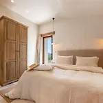Casa vacanze Glass Gym, Tennis, & Pool Bond Mansion Cera