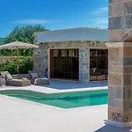 Glass Gym, Tennis, & Pool Bond Mansion Casa vacanze Cera