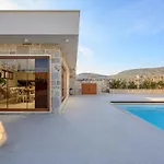 Casa vacanze Glass Gym, Tennis, & Pool Bond Mansion Cera
