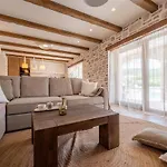 Glass Gym, Tennis, & Pool Bond Mansion Casa vacanze Cera