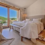 Casa vacanze Glass Gym, Tennis, & Pool Bond Mansion