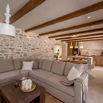 Glass Gym, Tennis, & Pool Bond Mansion Casa vacanze Cera