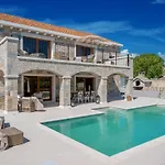Casa vacanze Glass Gym, Tennis, & Pool Bond Mansion