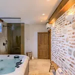 Glass Gym, Tennis, & Pool Bond Mansion Casa vacanze Cera
