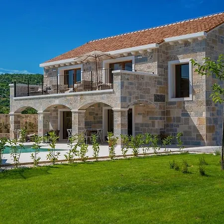 Bond Hideout - Tennis, Football, & Pool * Cera