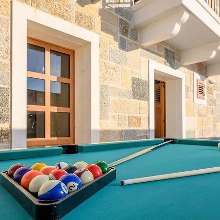Bond Hideout - Tennis, Football, & Pool Casa de Férias
