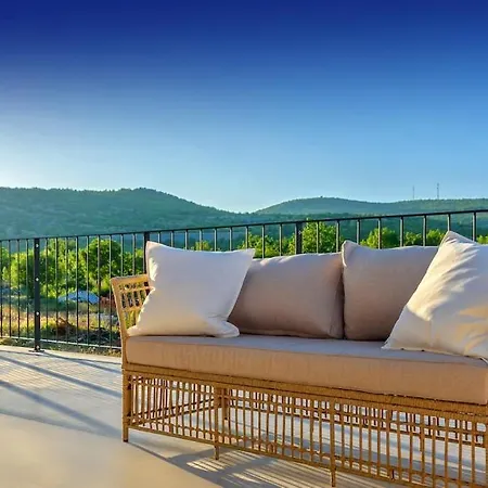 Glass Gym, Tennis, & Pool Bond Mansion Holiday home *