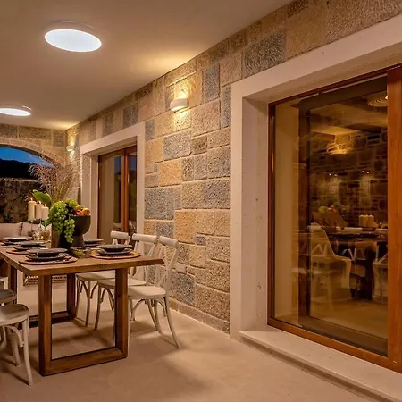 Holiday home Glass Gym, Tennis, & Pool Bond Mansion