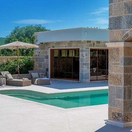 Bond Hideout - Tennis, Football, & Pool Casa de Férias Cera