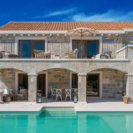 Glass Gym, Tennis, & Pool Bond Mansion Holiday home Cera