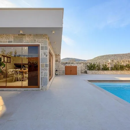Casa de Férias Bond Hideout - Tennis, Football, & Pool Cera