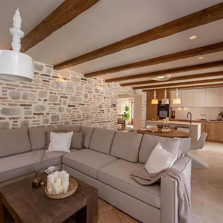 Glass Gym, Tennis, & Pool Bond Mansion Holiday home Cera