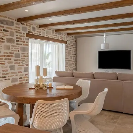 Holiday home Glass Gym, Tennis, & Pool Bond Mansion