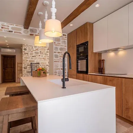 Holiday home Glass Gym, Tennis, & Pool Bond Mansion *