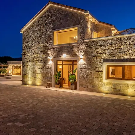 Holiday home Glass Gym, Tennis, & Pool Bond Mansion *