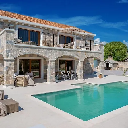 Casa de Férias Bond Hideout - Tennis, Football, & Pool