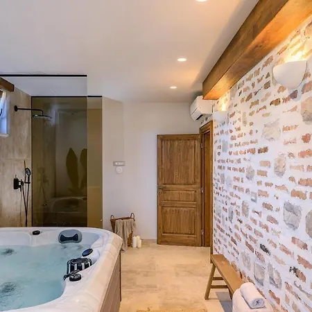 Glass Gym, Tennis, & Pool Bond Mansion Holiday home Cera