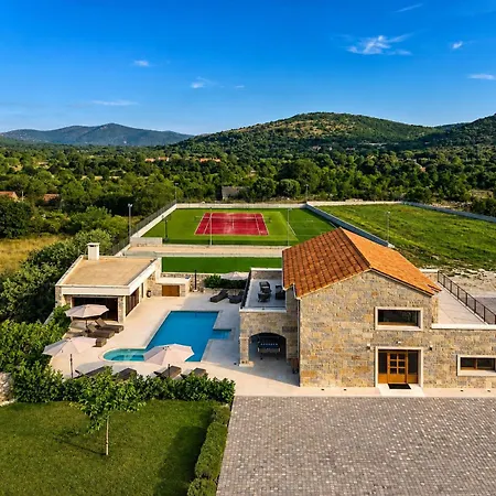 بيت للعطل Bond Hideout - Tennis, Football, & Pool