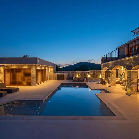 Casa de Férias Bond Hideout - Tennis, Football, & Pool *