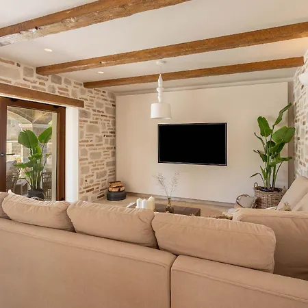 Casa de Férias Bond Hideout - Tennis, Football, & Pool *