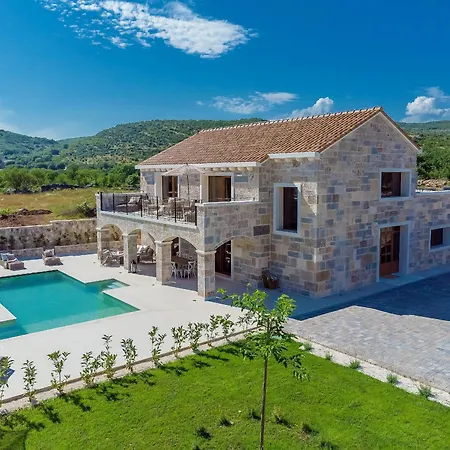 Bond Hideout - Tennis, Football, & Pool *