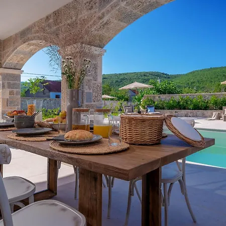 Casa de Férias Bond Hideout - Tennis, Football, & Pool Cera
