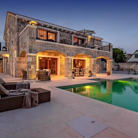 Casa de Férias Bond Hideout - Tennis, Football, & Pool