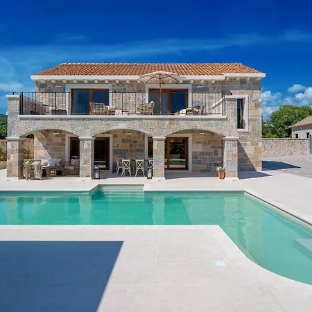 Casa de Férias Bond Hideout - Tennis, Football, & Pool *