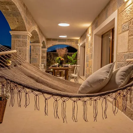 Bond Hideout - Tennis, Football, & Pool Cera