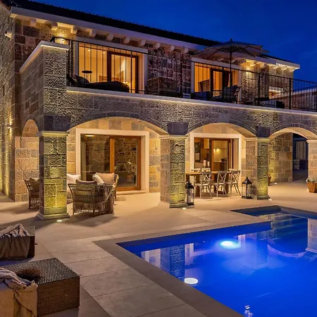 Bond Hideout - Tennis, Football, & Pool Cera