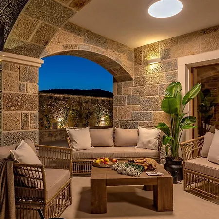 Casa de Férias Bond Hideout - Tennis, Football, & Pool