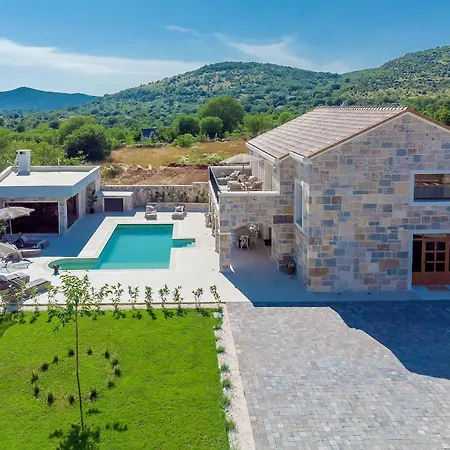 Bond Hideout - Tennis, Football, & Pool Cera