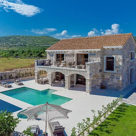 Bond Hideout - Tennis, Football, & Pool Casa de Férias